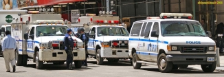 Police de New York (NYPD).<br>Véhicules en faction près de la Bourse, quartier de Wall Street.