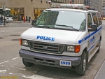 Police de New York (NYPD).<br>Fourgon (panier à salade ?).