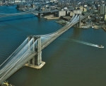 [no_rights] NEW YORK.<br>Le pont de Brooklyn, vu du ciel.<br><font size=-1>A gauche, le pont de Manhattan. Au fond, le district de Brooklyn.</font>