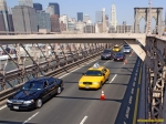NEW YORK, le pont de Brooklyn.<br>La circulation se fait sur 2 niveaux: en bas, les voitures, en haut et au centre, les piétons et cyclistes.