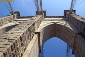 NEW YORK, pont de Brooklyn.<br>Contre plongée sur le pilier est.