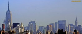 NEW YORK.<br>De gauche à droite, l'Empire State Building, le Metlife Building et le Chrysler Building, vus depuis le pont de Brooklyn.