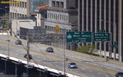 NEW YORK.<br>Le FDR (Franklin Delano Roosevelt) Drive, voie sur berge de l'East River, vue depuis le pont de Brooklyn.