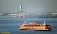 NEW YORK.<br>Le ferry de Staten Island devant la statue de la liberté.<br>Prendre ce ferry est un moyen relativement peu onéreux d'approcher le symbole de la ville...
