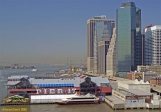 NEW YORK.<br>Vue sur le Pier 17, centre commercial avec cafés et restaurants en terrasse.