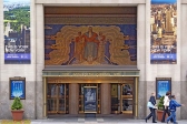 New York City.<br>1250 Avenue of the Americas (6<sup>ème</sup> Avenue), une des entrées du Rockefeller Center.