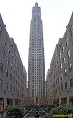 New York City.<br>Rockefeller Plaza.<br>Le GE Building (259 mètres, 70 étages), au sommet duquel se trouve le <i>Top of the Rock</i>. Au pied du bâtiment, la statue en bronze doré de Prométhée.<br><font size=-1>Assemblage panoramique de 2 clichés.</font>