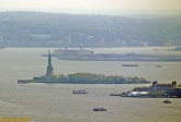 New York City.<br>La statue de la liberté et Ellis Island, vus depuis le Top of the Rock, à 9 km de distance !<br><font size=-1>Photoshop a été sollicité à fond pour obtenir un résultat à peu près acceptable, à partir d'un cliché pris à contre-jour et très fortement voilé.</font>