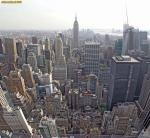 New York City.<br>L'Empire State Building, vu depuis le Top of the Rock (Rockefeller Center).<br><font size=-1>Assemblage panoramique vertical de 2 clichés.</font>