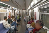 Métro de NEW YORK.<br>Intérieur d'une rame de métro. On est frappé par la propreté et la luminosité. Dans Manhattan, nous n'avons pas ressenti la moindre insécurité, la moindre agressivité. On ne peut pas en dire autant du métro parisien...