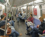 Métro de NEW YORK.<br>Intérieur d'une rame de métro. On est frappé par la propreté et la luminosité. Dans Manhattan, nous n'avons pas ressenti la moindre insécurité, la moindre agressivité. On ne peut pas en dire autant du métro parisien...