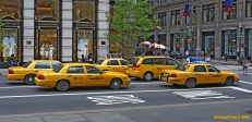 NEW YORK.<br>Taxis sur la cinquième avenue.