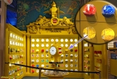 NEW YORK, TIMES SQUARE.<br>Magasin de jouets <i>Toys R us</i>.<br>Le <i>Brick Central Terminal</i> de <i>LEGO<sup>®</sup></i>, distributeur de briques en vrac, clin d'œil au <a href='/voyages/Etats-Unis/New_York/Grand_Central_Terminal/'>Grand Central Terminal</a>.<br><font size=-1>Notez le souci du détail, allant jusqu'à reproduire le plafond parsemé de constellations !</font>