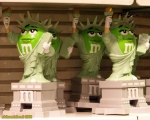 NEW YORK, TIMES SQUARE.<br>Des M&M's en Statue de la Liberté !
