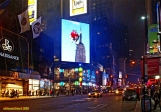 NEW YORK, TIMES SQUARE.<br>Entrée du <i>M&M's World</i>.<br>Un écran géant montre un M&M's à l'assaut de l'Empire State Building !