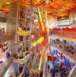 NEW YORK, TIMES SQUARE.<br>La grande roue du magasin de jouets <i>Toys R us</i>.