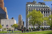 New York, <i>Battery Park</i>.<br>A gauche, le bâtiment de la <i>Bridge And Tunnel Authority</i> (Autorité des ponts et tunnels) marque l'entrée du tunnel de Holland, reliant Manhattan à Jersey City, en passant sous l'Husdon.