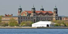 New York.<br>Ellis Island, vue depuis <i>Battery Park</i>.<br>Pendant plus de 60 ans, cette île fut la porte d'entrée du Nouveau Monde pour les immigrants européens.