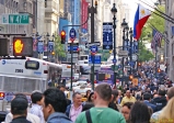 New York.<br>La 5<sup>ème</sup> avenue, au niveau de la 47<sup>ème</sup> rue.<br>Une véritable ruche humaine...