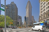 New York.<br>A l'angle de la 5<sup>ème</sup> avenue et de Broadway, face à <i>Madison Square</i>, l'immeuble <i>Flat Iron</i>.