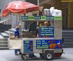 New York sans ses vendeurs ambulants de hot-dogs, ce ne serait pas New York.<br>2 bouts de pain mous, une saucisse, un peu de moutarde (américaine, pas dijonnaise !), quelques oignons, et le tour est joué !