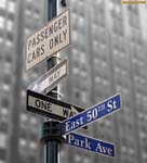 New York.<br>Panneaux de signalisation, à l'angle de Park Avenue et de la 50<sup>ème</sup> rue est.<br>Toutes les rues et avenues de Manhattan sont à sens unique (<i>one way</i>).