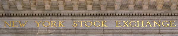 NEW YORK.<br>Fronton du <i>New York Stock Exchange</i> (NYSE), la bourse de New York.<br><font size=-1>Remarquez le fin grillage qui entoure le bâtiment: c'est pour éviter que la bourse ne s'effondre ?!!!</font>