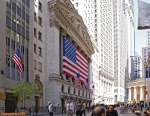 NEW YORK.<br>Le NYSE (New York Stock Exchange).<br>Au fond, les colonnes du <i>Federal Hall National Memorial</i>.<br>Des tables permettent de pique-niquer, tout en regardant passer les <i>traders</i>.