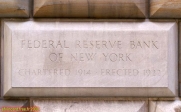 NEW YORK.<br>Plaque sur le mur de la Banque de la Réserve fédérale.