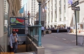 NEW YORK.<br><i>Wall Street</i>, la rue du mur.<br>A gauche, la station de métro, à droite, le Trump Building.<br>C'est décevant, non ?