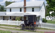 [no_rights] Communauté Amish de Pennsylvanie, Etats-Unis.<br>Une carriole traditionnelle, stationnée devant une ferme.