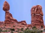 <i>Arches</i>.<br><i>Balanced Rock</i>.<br>Là aussi, il a fallu remplacer le ciel, avec un bonheur très relatif...<br>Remarquez la taille du visiteur au centre de l'image, sur la crête.<br>Celui qui se prendra ce caillou sur la tête n'aura probablement pas l'occasion de fournir ses impressions...