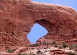 <i>Arches</i>.<br><i>South Window Arche</i>.<br>Le ciel étant complètement surexposé, il a été retravaillé sous Photoshop. Le résultat est assez moyen mais passons...