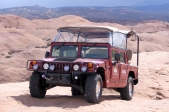 Le Hummer H1 à bord duquel nous avons pris place était équipé d'un moteur V8 6.5 litres turbo diesel, développant <i>seulement</i> 205 chevaux, mais un couple de 596 Nm. Le tout pour une masse de plus de 3 tonnes. La consommation frise les 30 litres aux 100 km.