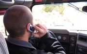 Remarquez aussi que le Hummer peut se conduire d'une seule main.<br>Ca tombe bien, il n'y a pas de kit mains libres !