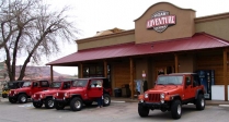 La balade était organisée par le <i>Moab Adventure Center</i>, situé à Moab, comme son nom l'indique !<br>Il est aussi possible d'y louer des <i>Jeep Wrangler Rubicon</i> sans chauffeur, spécialement équipées pour le franchissement. Précisons qu'en cas de casse, le montant de la franchise est exorbitant !