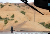 Hou là, qu'est-ce que c'est que ces montagnes russes ?<br><br>Au loin, très loin, on aperçoit des Jeep. Mais où est donc passé le Hummer qui nous précédait ?