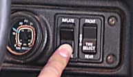 Sur le Hummer, on peut ajuster les pressions avant et arrière à l'aide de 2 boutons, sans avoir à arrêter la bête: pas mal !