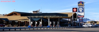 <p align='left'><i>Ruby's Inn</i> est la base idéale pour visiter le parc de Bryce Canyon et y séjourner. On y trouve de tout:<br><li>Un hôtel (il est prudent de réserver)<li>Un camping<li>2 Stations services<li>un bureau de poste<li>des boutiques (vendant du bois de chauffage !)<li>une boutique photo (pratique pour graver un CD !)<br><br>C'est aussi le point de départ d'activités diverses:<li>VTT, quad (en Anglais, on dit <i>ATV</i>),<li>Promenades à cheval,<li>Vols en hélicoptère ou en avion,<li>Randonnée etc...