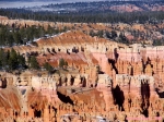 Bryce Canyon, Utah.<br>Notez la taille des visiteurs sur le sentier, en bas au centre.