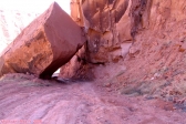 <i>Gemini Bridges Road</i>, près de Canyonlands.<br>Euh, il faut vraiment passer là dessous ?