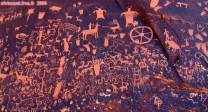 [no_rights] <i>Newspaper Rock</i>, près de <i>The Needles</i>, Canyonlands.<br>Pétroglyphes datant de 2000 ans. Celui-ci est un des plus grands panneaux de pétroglyphes en Utah. En dépit des décennies d'étude du panneau, personne ne sait quelle signification ont ces pétroglyphes.