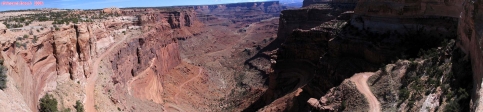 CANYONLANDS, <i>Shafer Trail Road</i>.<br>Ce chemin descend au fond d'un second canyon, devient <i>Potash Road</i> et finit par rejoindre le fleuve Colorado.