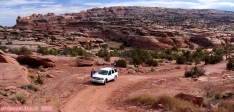 <i>Gemini Bridges Road</i>, près de Canyonlands.<br>La carte étalée sur le capot: hum, perdus ?