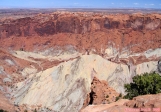 CANYONLANDS, <i>Upheaval dome</i>.<br>Il s'agit d'un cratère dans lequel se trouve un dôme de sel.