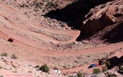 CANYONLANDS, lacets de <i>Shafer Trail Road</i>.<br>Munis de notre Chevrolet Trailblazer 4x4, d'une carte routière très approximative, de 2 litres d'eau, d'une forte dose de bonne humeur et d'une dose particulièrement insolente d'inconscience, nous avons entrepris de la parcourir...