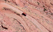 CANYONLANDS, lacets de <i>Shafer Trail Road</i>.<br>Ce fourgon rouge a croisé notre route: nous descendions et il remontait après s'être aperçu qu'il n'était pas bien équipé pour le périple, le pneu avant gauche crevé: <b>il roulait sur la jante</b> !