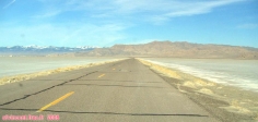 <i>Salt Flats Road</i>.<br>Cette route sans issue s'enfonce dans le Grand Désert de Sel de Bonneville (Utah).<br>Elle conduit à une piste de vitesse mondialement connue.