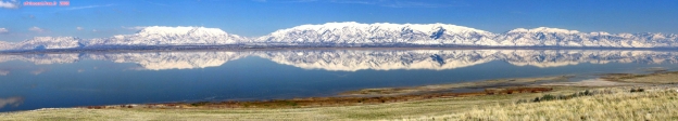 Le Grand Lac Salé est un véritable miroir dans lequel se réfléchissent les Montagnes Rocheuses.<br>La taille du lac varie dans le temps, au fil des pluies, des apports des rivières et de l'évaporation. Actuellement, il mesure environ 120 km de long et 60 km de large.<br>Montage panoramique pris depuis <i>Antelope Island</i>, près de Salt Lake City.