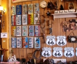 Moab, Utah.<br>Comme dans toute ville américaine qui se respecte, on y trouve des boutiques renfermant un bric à brac invraisemblable. Remarquez le grand choix de plaques minéralogiques usagées (<i>licence plates</i>): c'est un article très prisé, et très répandu aux Etats-Unis.